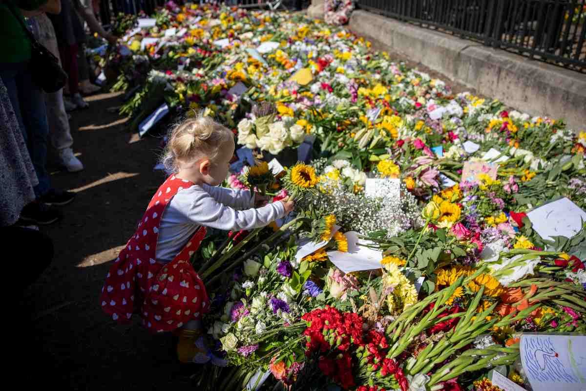 ¿Qué pasará con el mar de flores que dejaron por la muerte de Isabel II? Esto