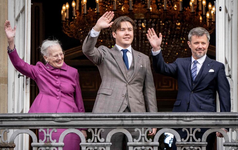 El príncipe Christian saludando desde el palacio Amalienborg con la reina Margarita de Dinamarca y su papá, el príncipe Federico / AFP