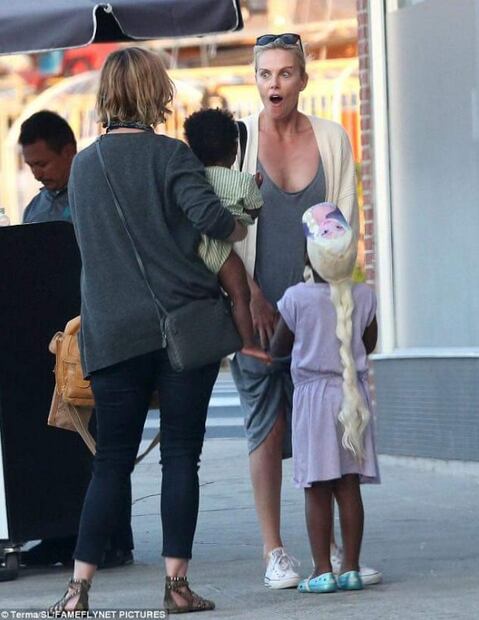 Jackson, hijo de Charlize Theron se disfraza de la princesa de Frozen