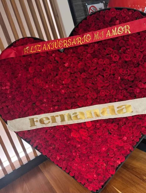 Saúl 'Canelo' Álvarez sorprendió a su esposa, Fernanda Gómez, con un espectacular arreglo de rosas / Foto: Instagram @fernandagtz