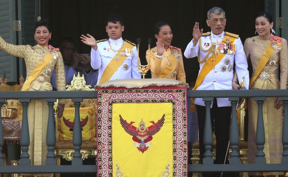 El rey de Tailandia fue captado de paseo con una de sus mujeres ¿la nueva favorita?