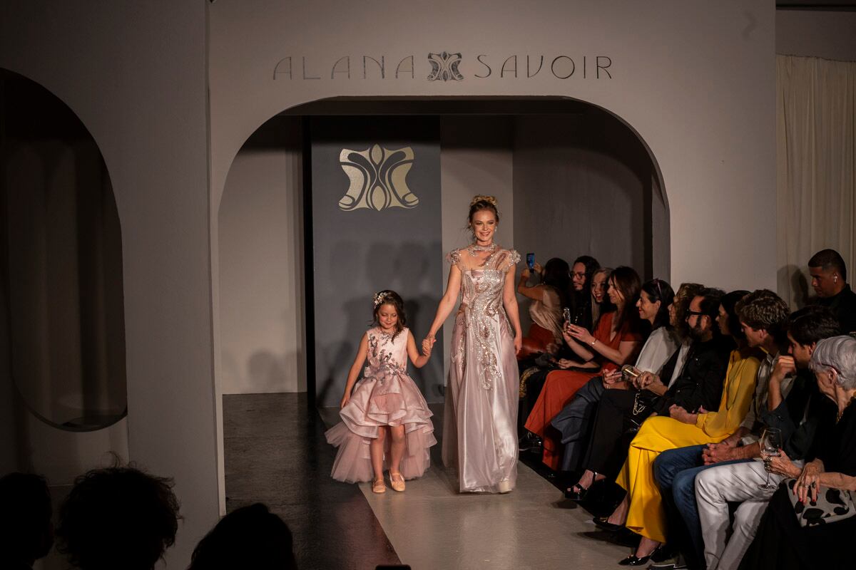 Ana Layevska en la pasarela de Alana Savoir.  (Foto: Esteban Torreblanca)