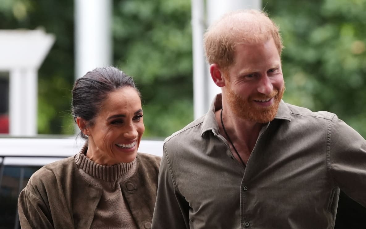 Así fue la discreta llegada de Meghan Markle y el príncipe Harry a Reino Unido