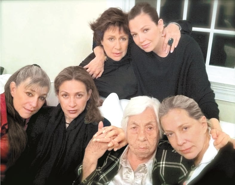 Ernestina Sodi con sus hermanas / Foto: Archivo