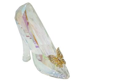Swarovski hace realidad la icónica zapatilla de cristal de La Cenicienta