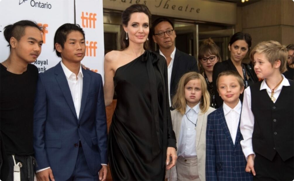 Pax, Maddox, Angelina Jolie, Vivienne, Knox y Shiloh / AFP