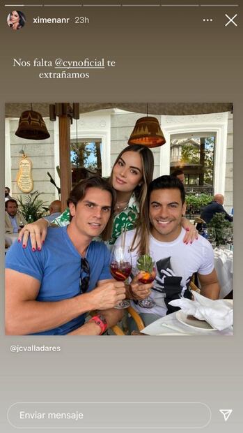 Ximena Navarrete y Juan Carlos Valladares juntos con Carlos Rivera en España