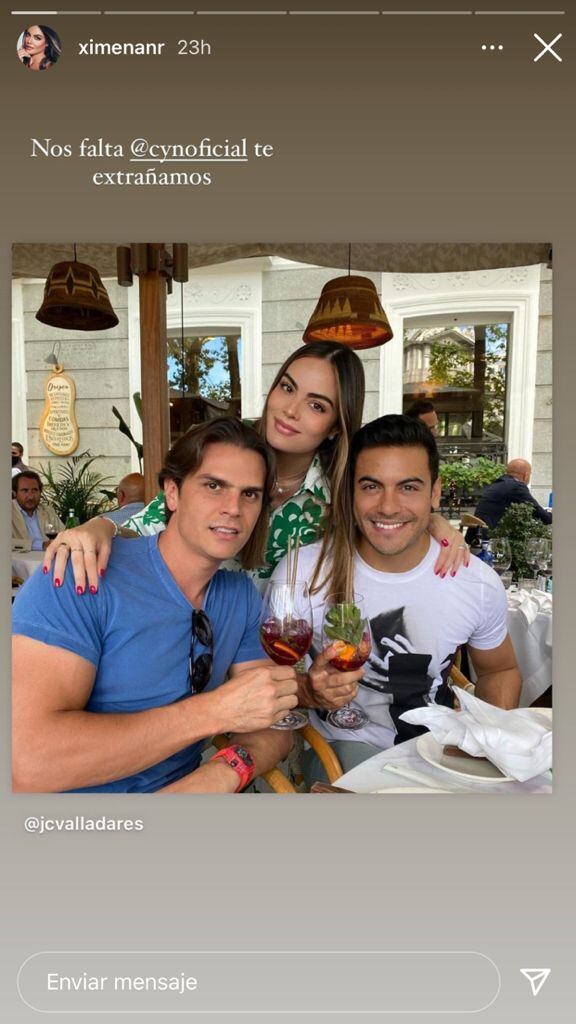 Ximena Navarrete y Juan Carlos Valladares juntos con Carlos Rivera en España