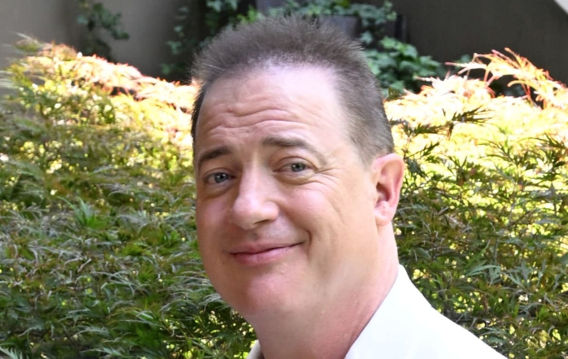Brendan Fraser luce su mejor versión acompañado de sus hijos en desfile de Armani