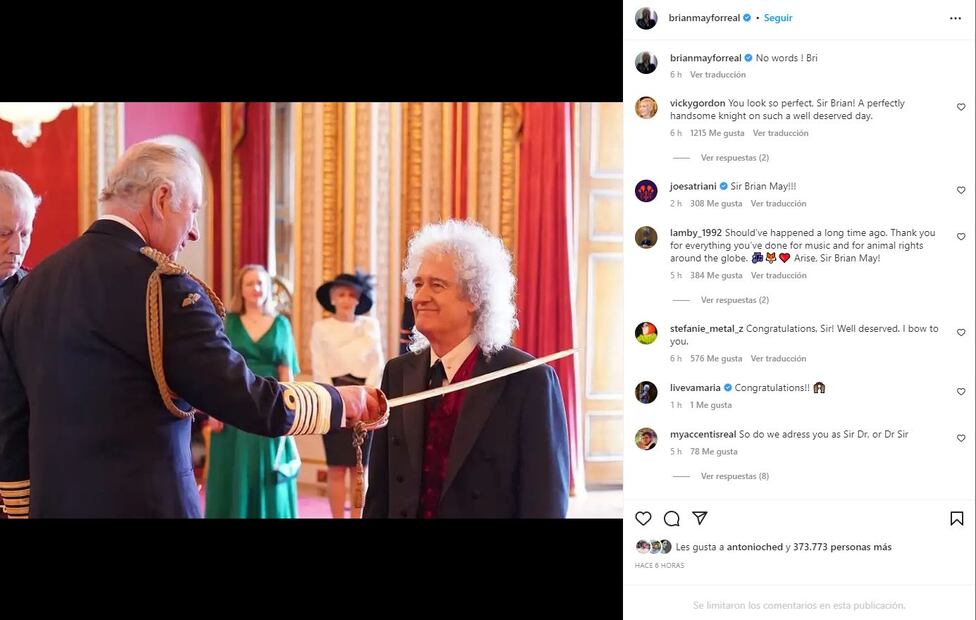 El rey Carlos III condecora a Brian May como caballero real en el palacio de Buckingham
