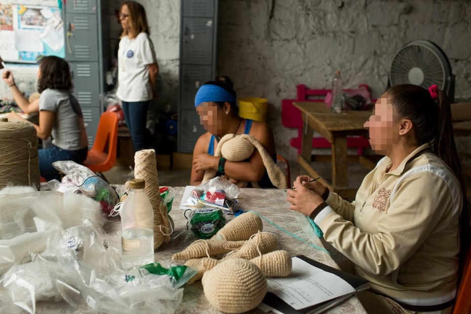 En La Cana las mujeres tejen muñequitos que después se venden en línea o en diferentes locales. (Foto: Especial)