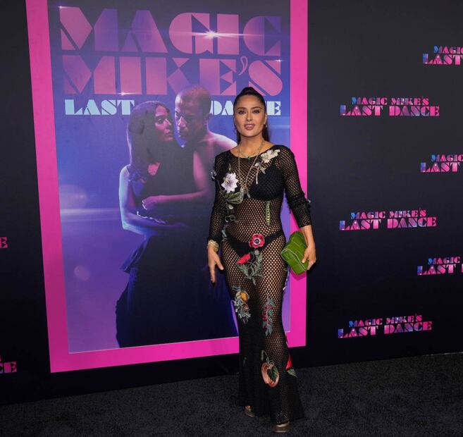 Salma Hayek presume espectacular figura, a sus 56 años, con un vestido de red negra