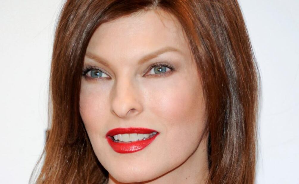 Linda Evangelista se muestra, por primera vez, tras revelar que quedó "brutalmente desfigurada" por tratamiento estético