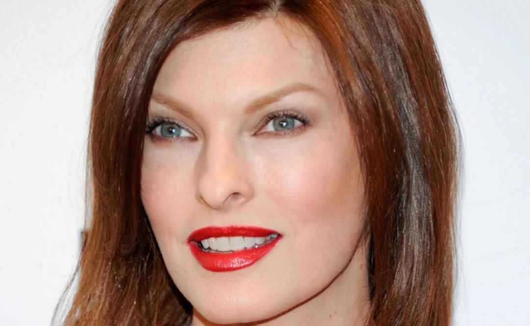 Linda Evangelista se muestra, por primera vez, tras revelar que quedó "brutalmente desfigurada" por tratamiento estético