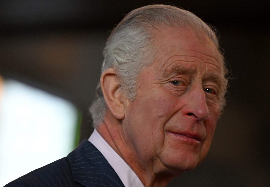 Carlos III ¿aguantando a que pase la tormenta con Harry y Meghan Markle?