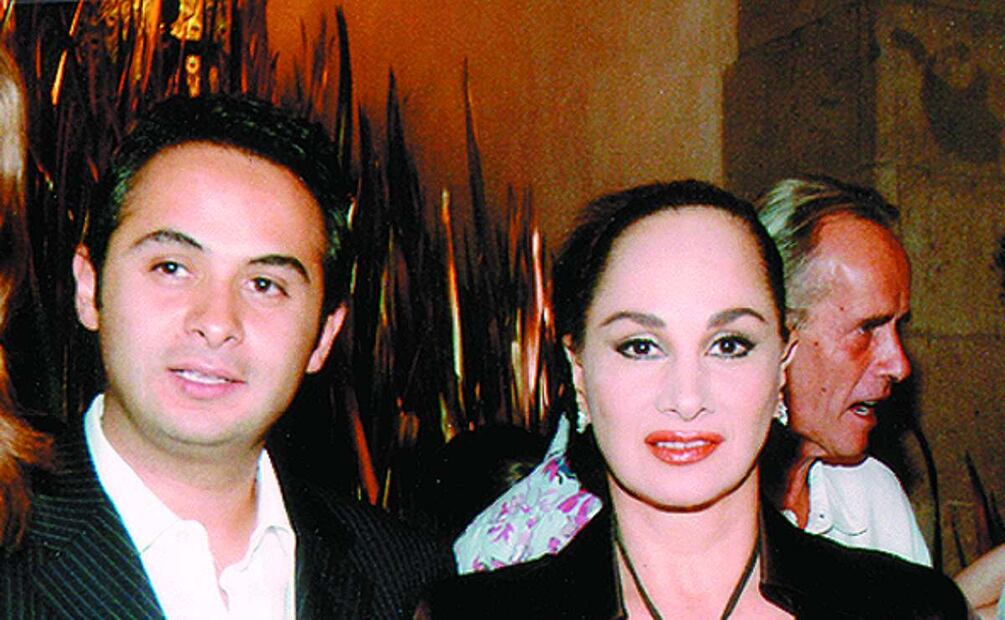 Susana Dosamantes: Video de la llegada de Paulina Rubio al funeral