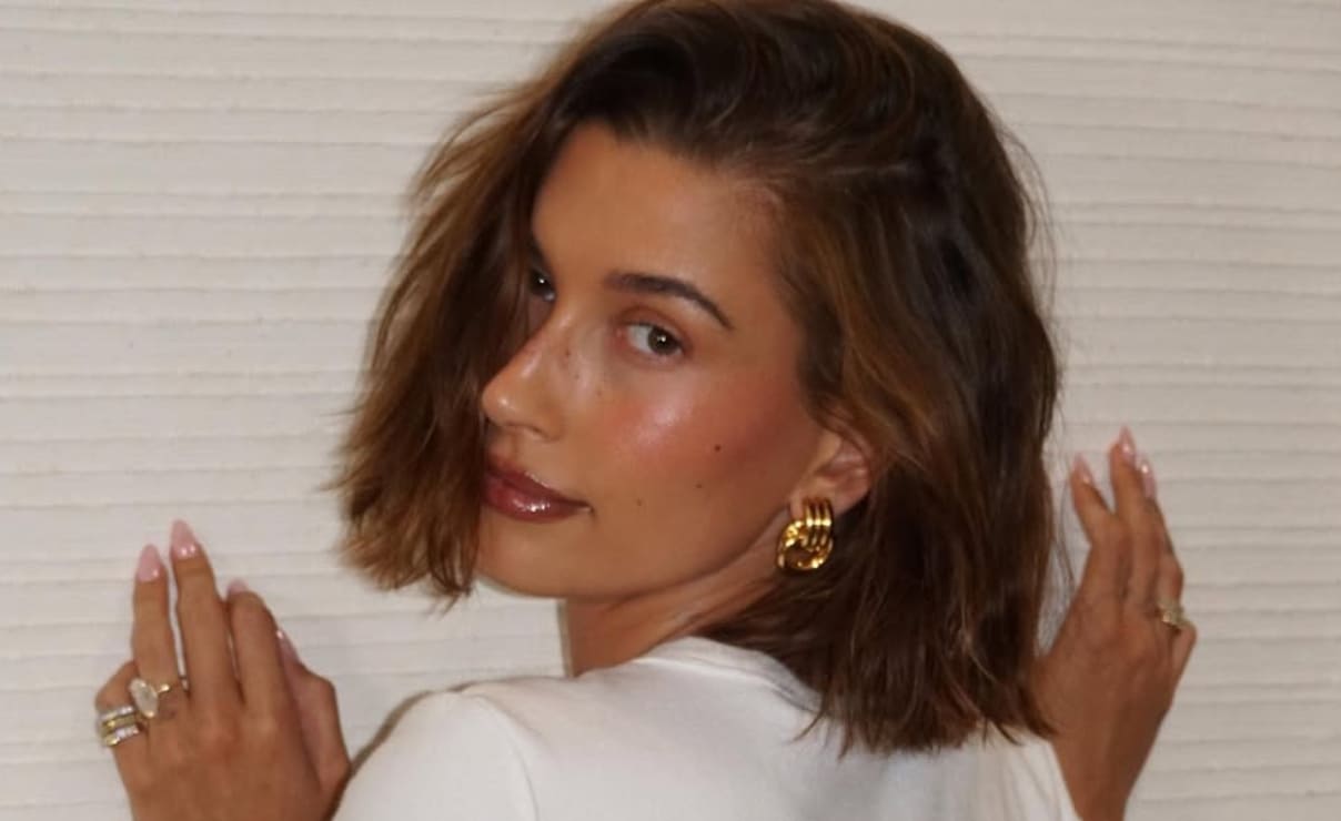 Hailey Bieber sorprende con increíble decoración navideña de árboles flotantes