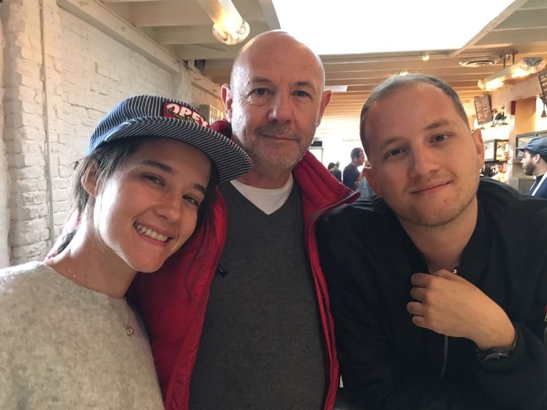 Ximena Sariñana con su papá, Fernando Sariñana, y su hermano Sebastián / Foto: Especial