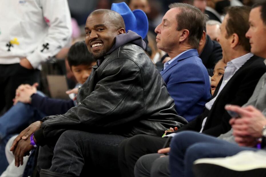 Kanye West es visto en un partido de la NBA con su hijo Saint, de 6 años
