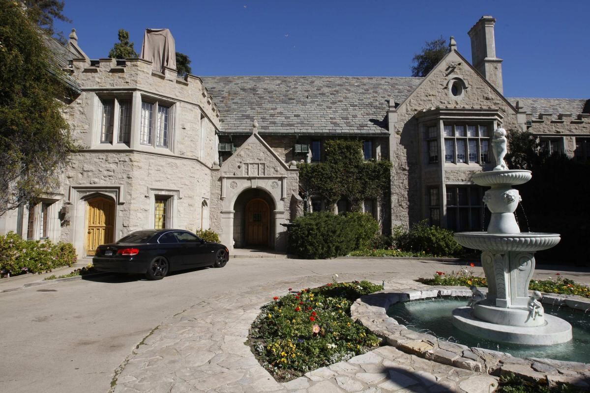 Hugh Hefner pone a la venta la mansión de Playboy