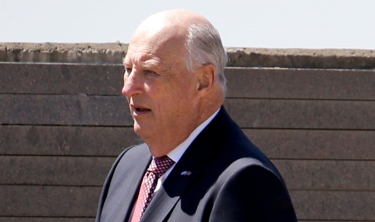 El rey Harald V de Noruega, fuera del hospital pero sigue con baja laboral
