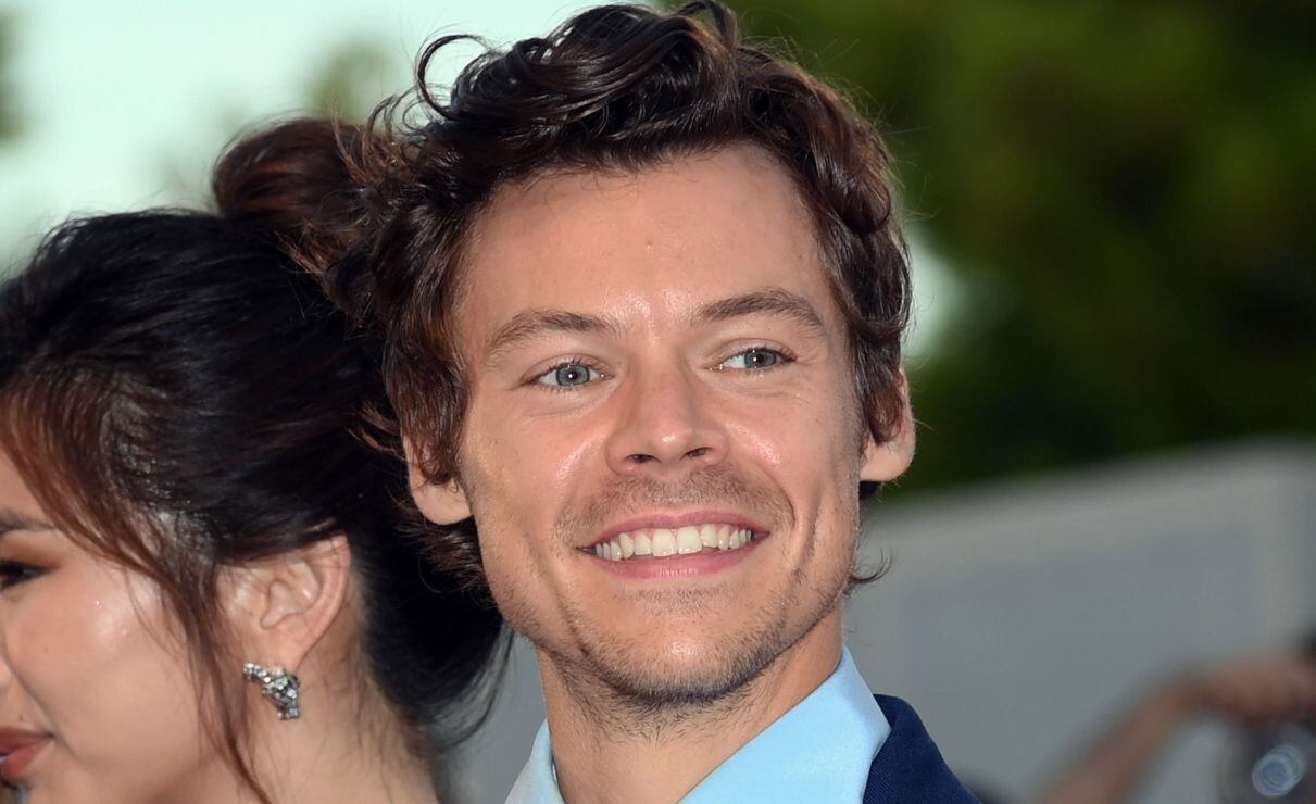 Harry Styles besa en la boca a Nick Kroll en el Festival de Venecia