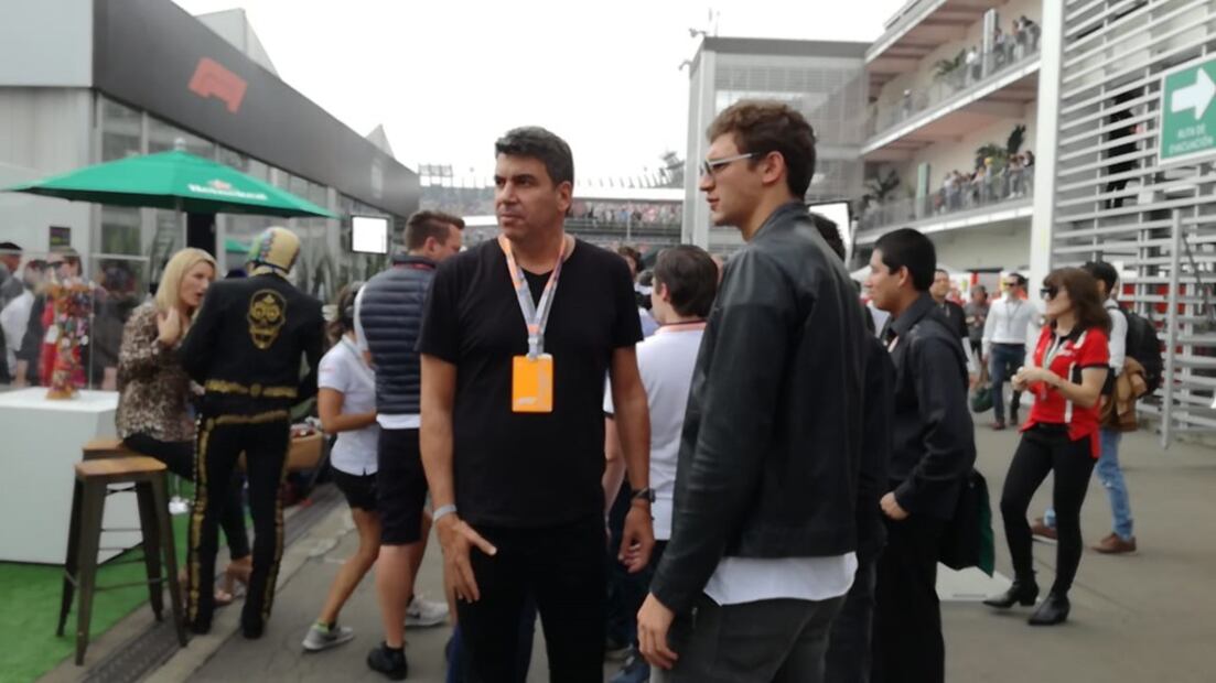 ¡Lo vuelve a hacer! Arturo Elias Ayub usa el metro para ir al Gran Premio de la F1