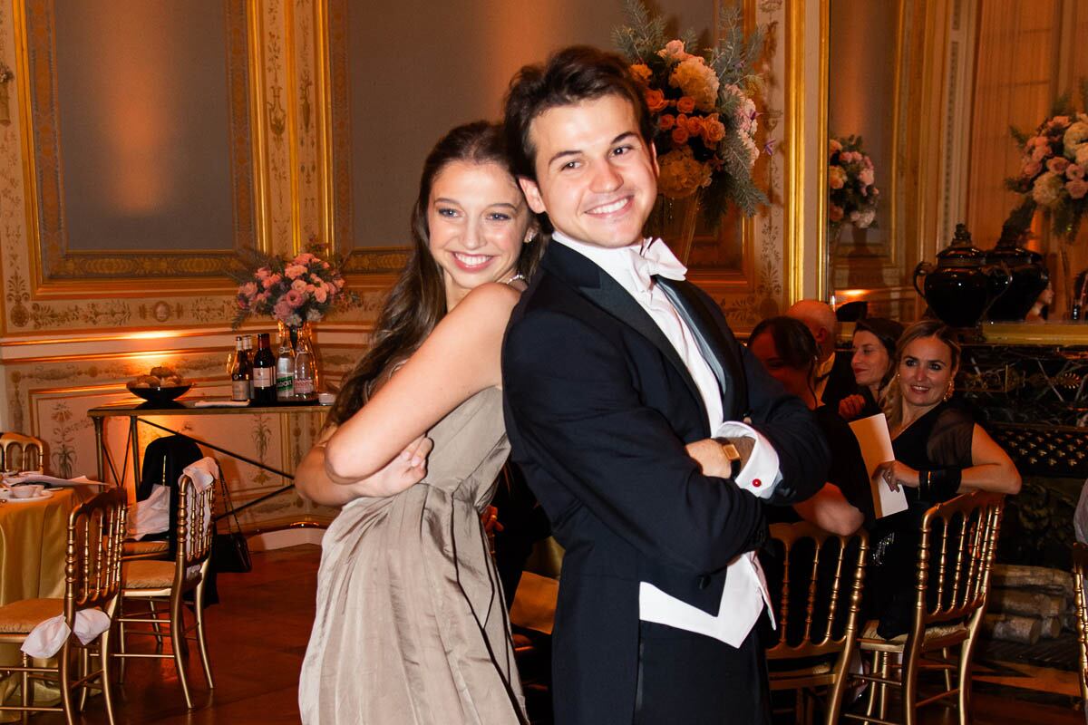 Almudena Dailly de Orléans, vestida por Christian Dior Haute Couture, y su hermano, Diego. (Foto: Alizée De Vanssay)