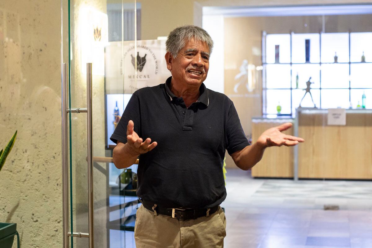 El maestro mezcalero, Luis Aguilar. (Foto: Esteban Torreblanca)