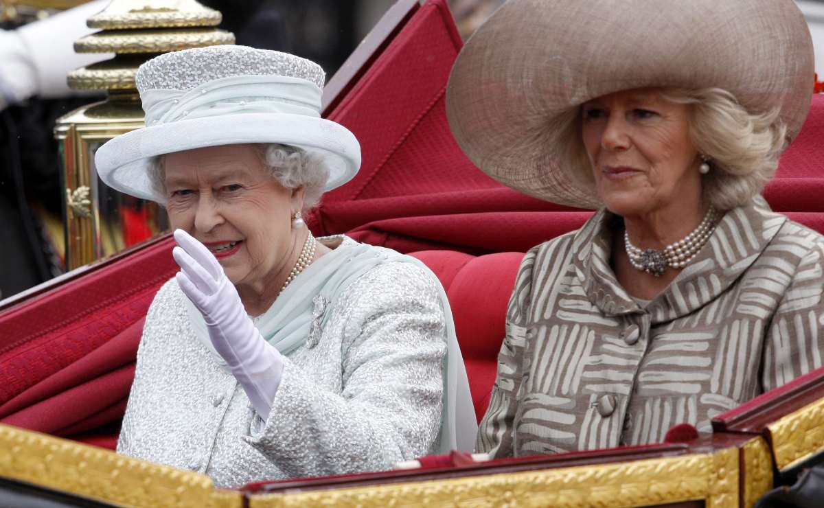 Isabel II pide que Camila sea reina consorte cuando Carlos sea rey
