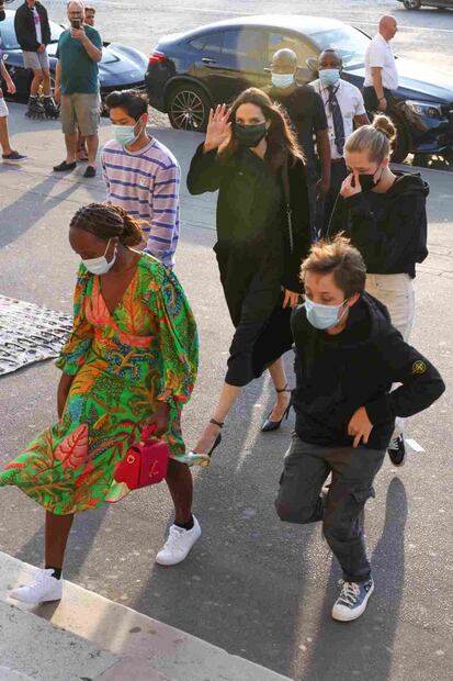 Shiloh, hija de Angelina Jolie y Brad Pitt, captada de paseo en París ¡y  es altísima!
