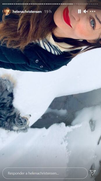 Helena Christensen posa en la nieve ¡en bikini!