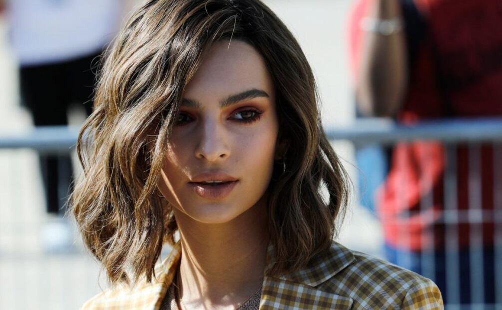 La sexy Emily Ratajkowski transforma su melena a rubia platinada