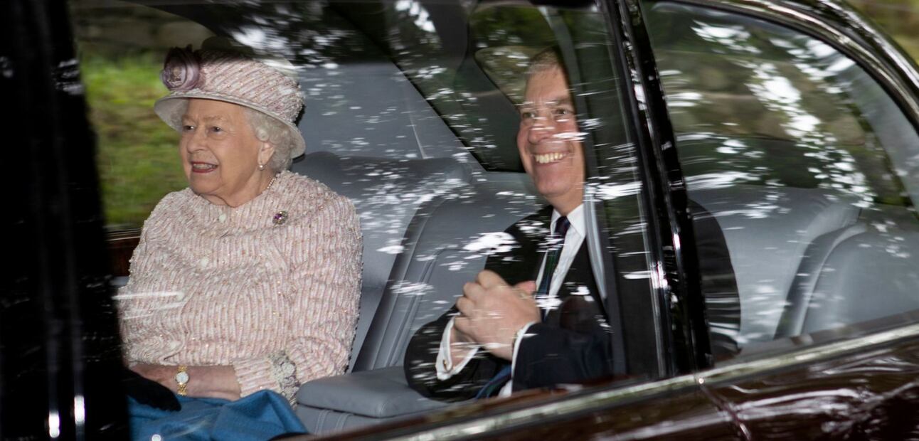 Aparece el príncipe Andrés con su mamá, la reina Isabel II, tras la muerte de su amigo Jeffrey Epstein
