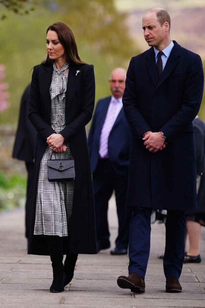 Bebé 'roba' a Kate Middleton su bolso Mulberry y ella estalla en risas