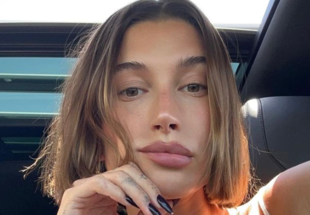 Hailey Bieber luce vestido escotado que rompe con el protocolo de las bodas