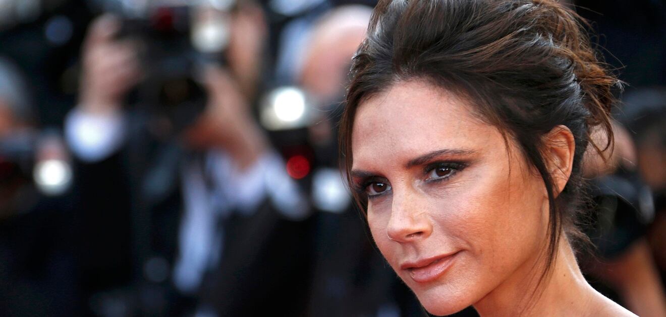 <p>Victoria Beckham se une a la tendencia long bob, cortó su sexy melena castaña.&nbsp;<strong>(Fotos: Archivo e Instagram)</strong></p>
