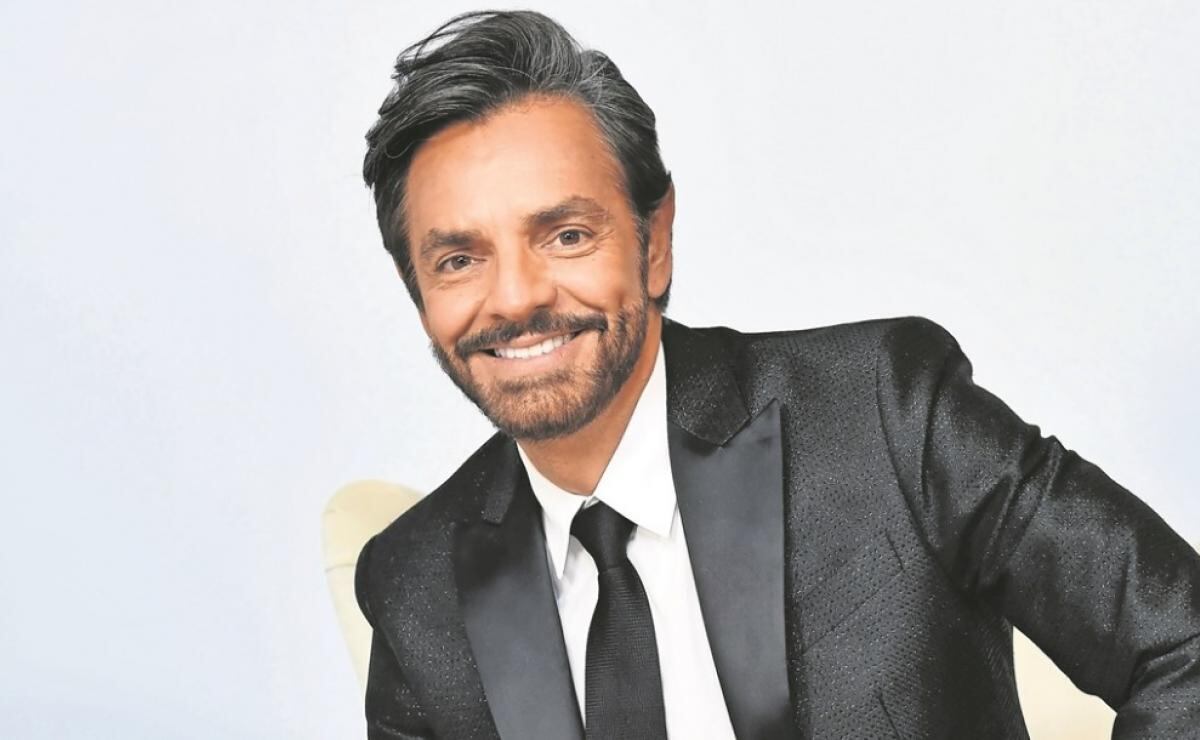 Aitana le cambia el look a Eugenio Derbez