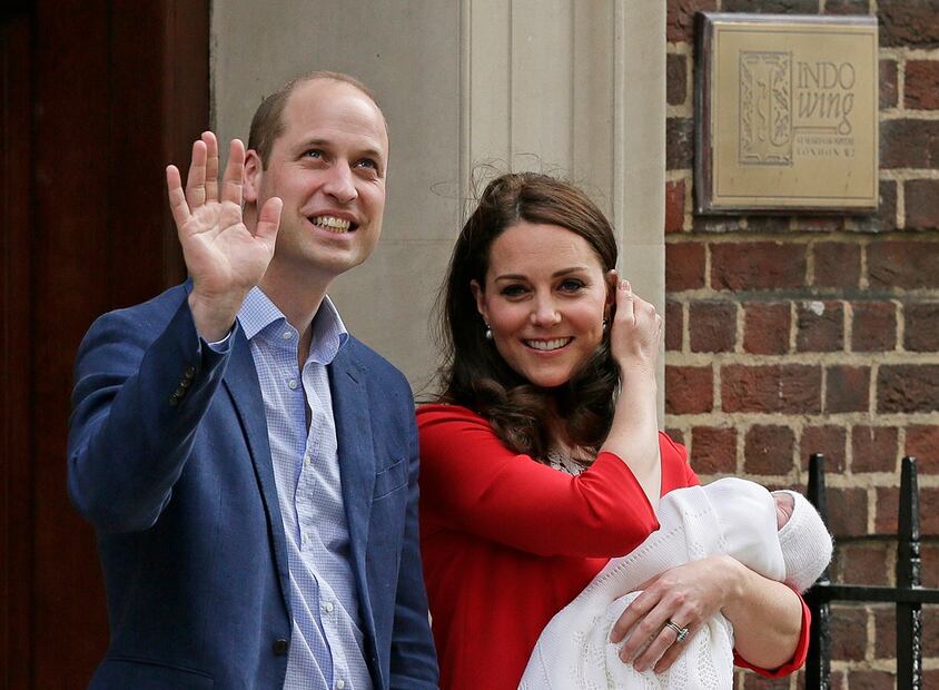 FOTOS: Presentan al tercer hijo de Kate Middleton y el príncipe William 