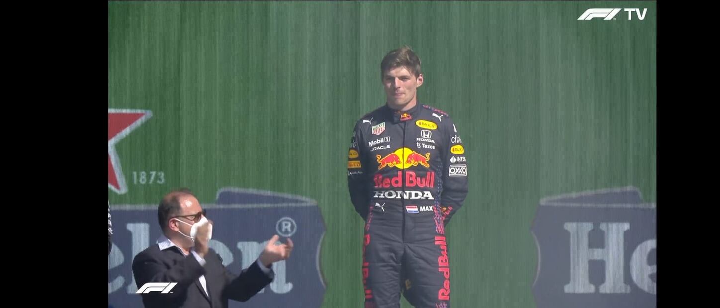 "Checo" Pérez alcanza el tercer lugar del Gran Premio de México; Carlos Slim Domit le entrega el trofeo 