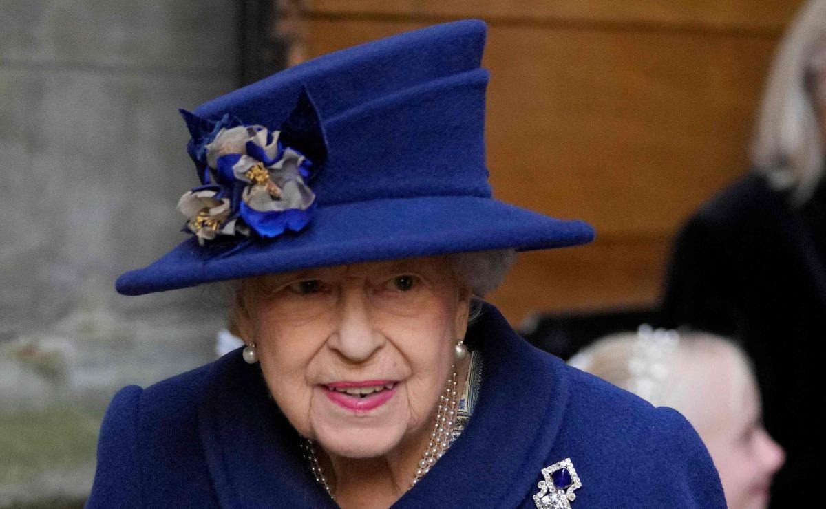Reina Isabel II aparece por primera vez con un bastón en público