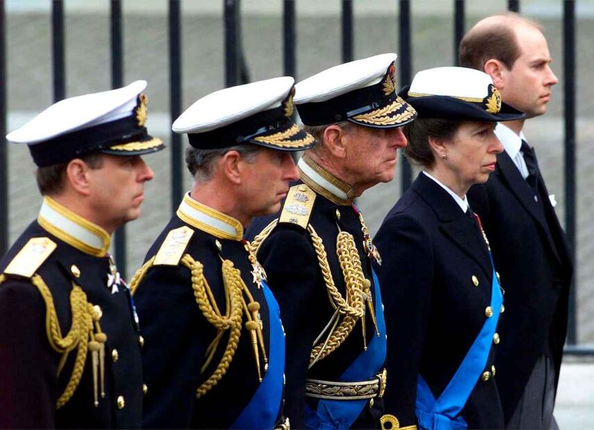 La reina Isabel pide que nadie de su familia lleve uniformes militares en funeral