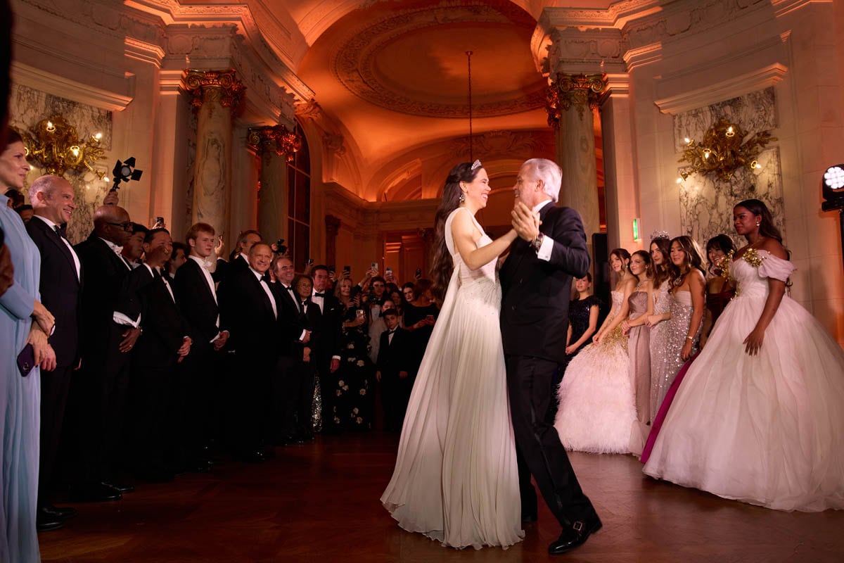 En la apertura del baile, Gabrielle Janssens de Balkany y su papá, Olivier Janssens. (Foto: Yunling Fan)