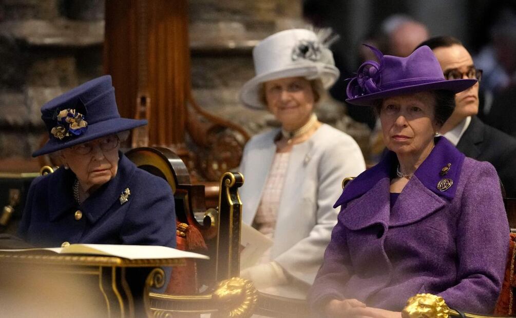 Reina Isabel II aparece por primera vez con un bastón en público