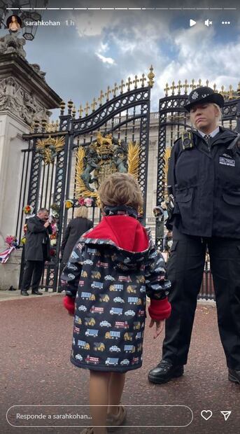 Ante la muerte de Isabel II, Sarah Kohan, ex de 'Chicharito', lleva flores a Buckingham