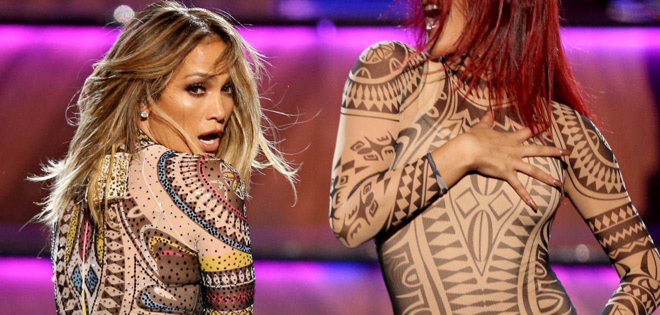 JLo dio de qué hablar en el estreno de sus shows en Las Vegas al romper su pantalón.  (FOTO: Archivo)