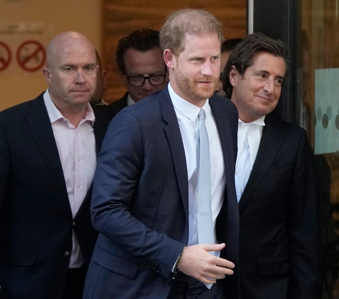 El príncipe Harry junto a su abogado David Sherborne / AP