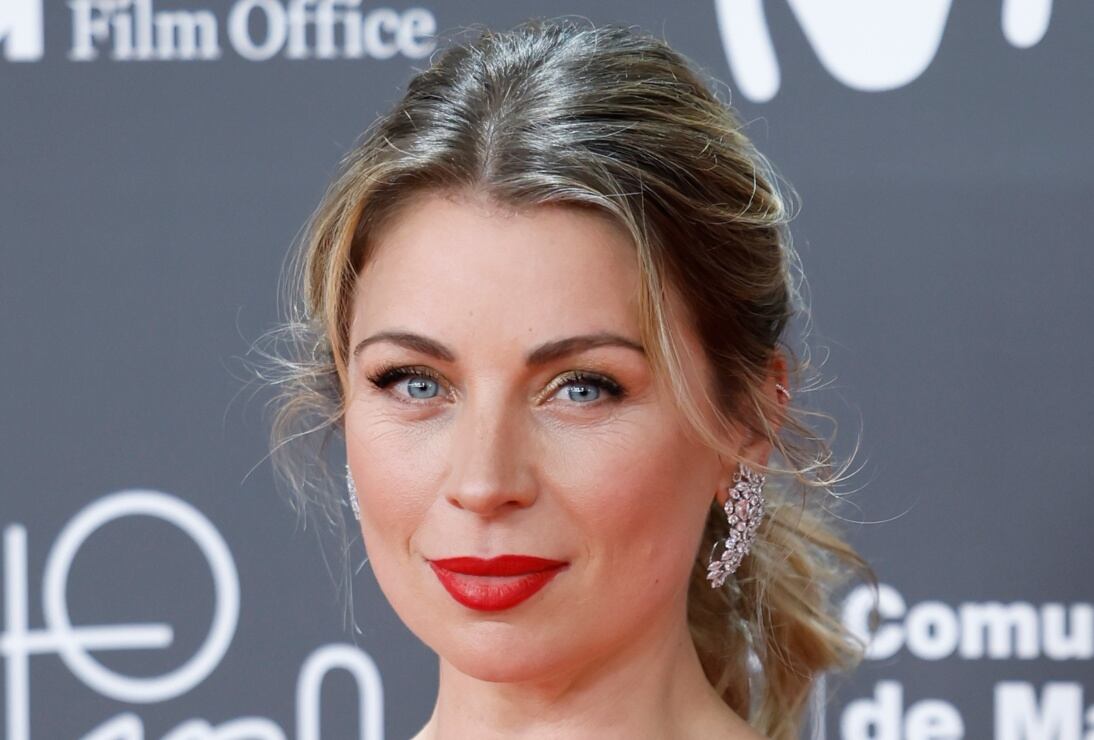 Ludwika Paleta deslumbra con un vestido de lentejuelas y escote profundo en los Premios Platino