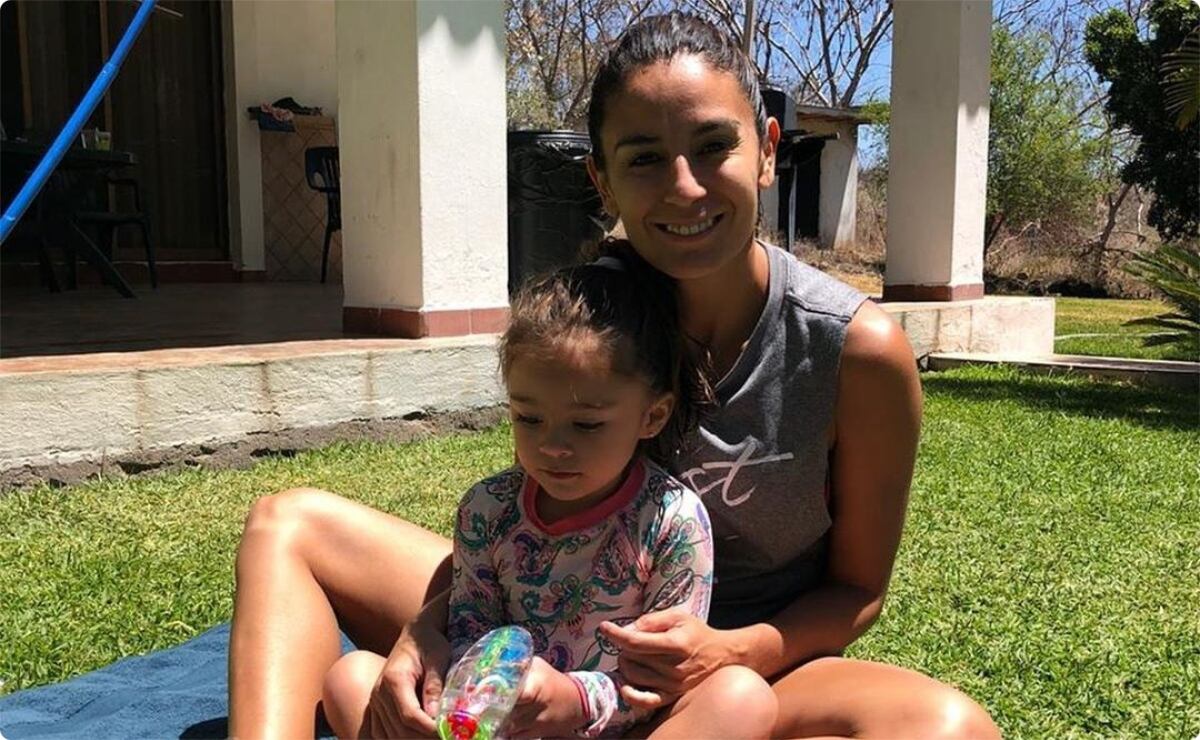 Paola Espinosa y su hija entrenan juntas durante su aislamiento