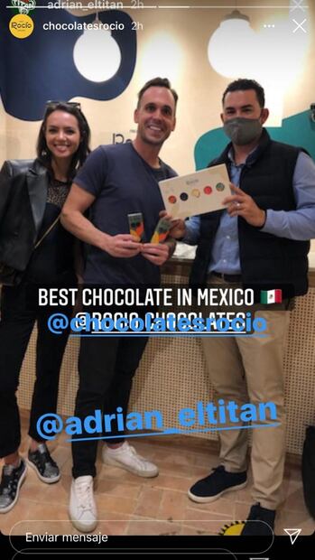 Adrián González, jugador de béisbol profesional, visita Chocolates Rocío de los hijos de AMLO